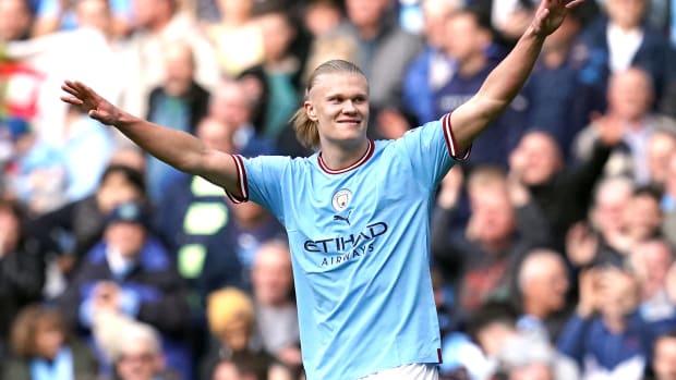 Erling Haaland festeja su doblete ante el Leicester